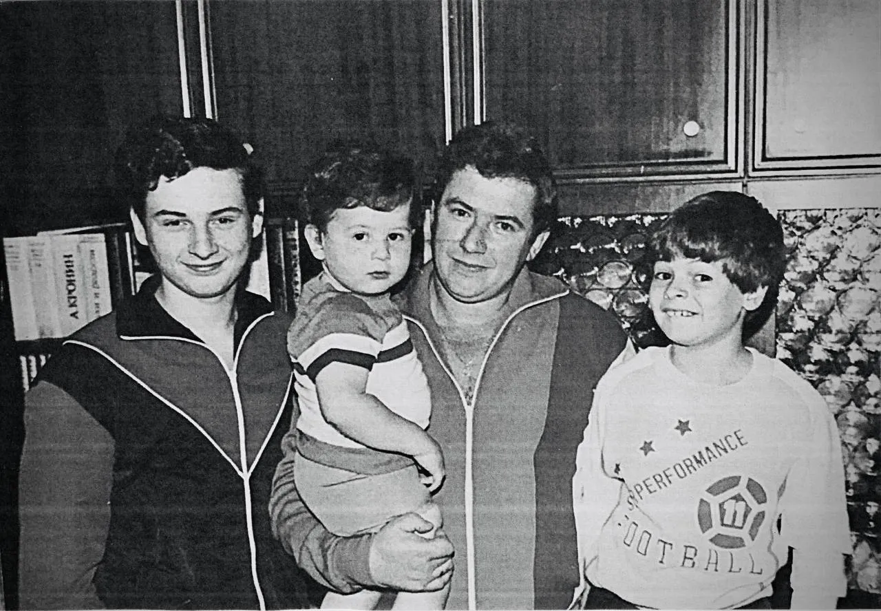 Fotografía familiar en blanco y negro de la familia Domberg, origen de Domberg Atelier